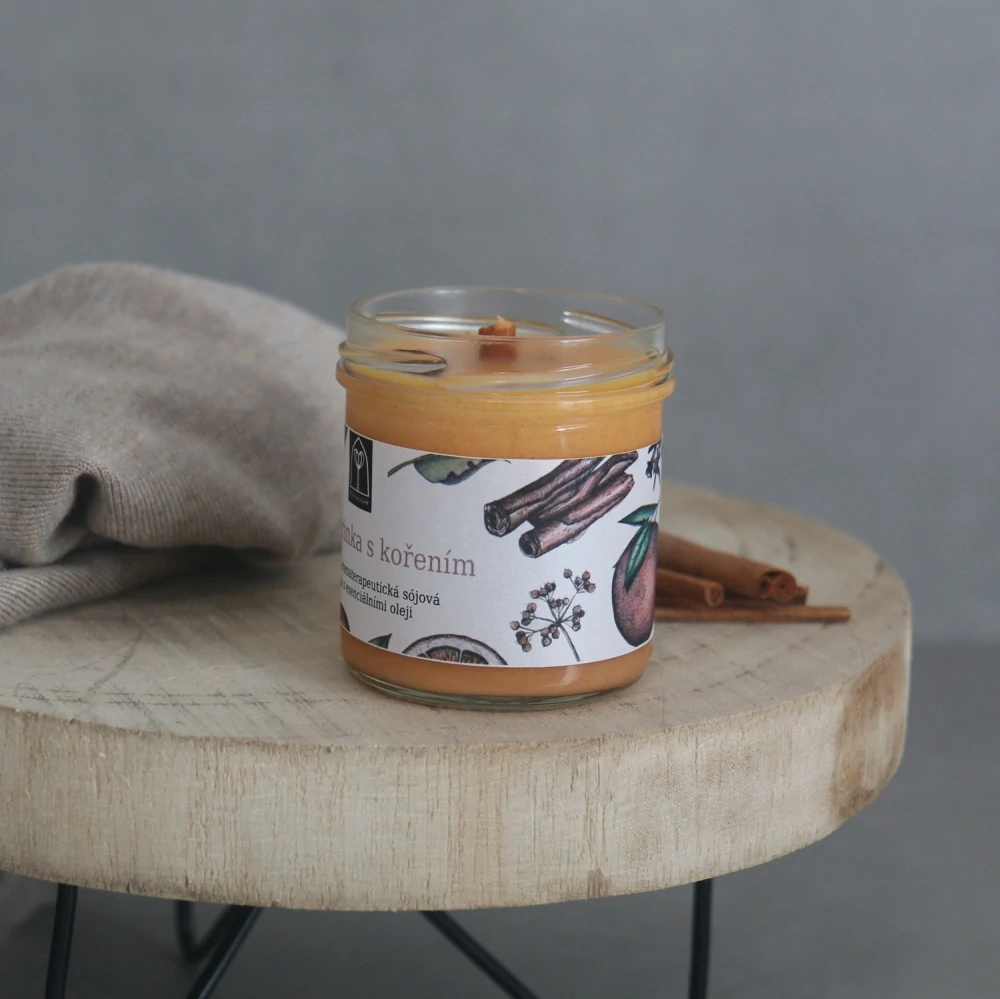 Aromaterapeutická sójová svíčka "Mandarinka s kořením" 120 g